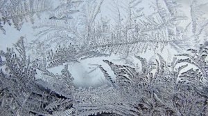 Морозные узоры на стекле