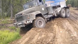 Автомобиль КрАЗ 260 преодолевает тяжелое бездорожье в грязи