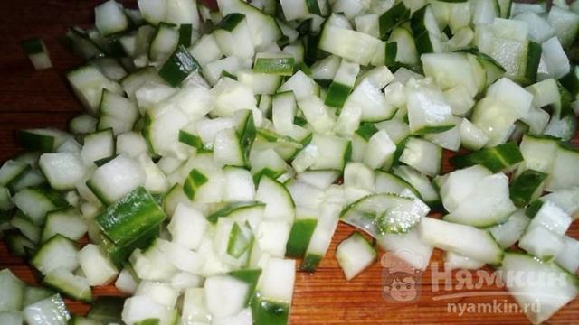 Оливье с копченой колбасой, вареными овощами и зеленым луком