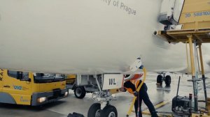 Посадка самолета из кабины. Сложный горный аэропорт Инсбрук.