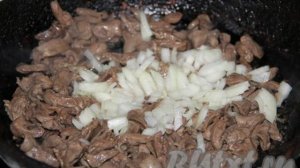 Куриные сердечки с грибами в сметане