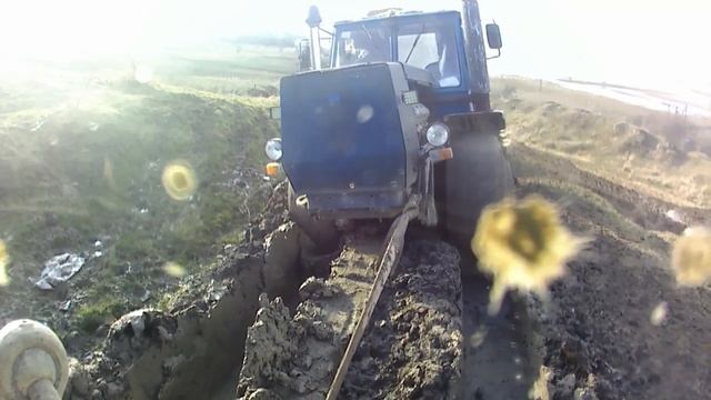 тащим Т150 в горку, с сеном, на тракторе 1221.3.mp4 смотреть онлайн