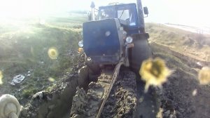 тащим Т150 в горку, с сеном, на тракторе 1221.3.mp4