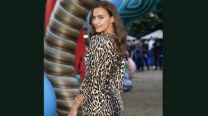 Ирина Шейк в легендарном платье Элизабет Херли появилась на модном показе