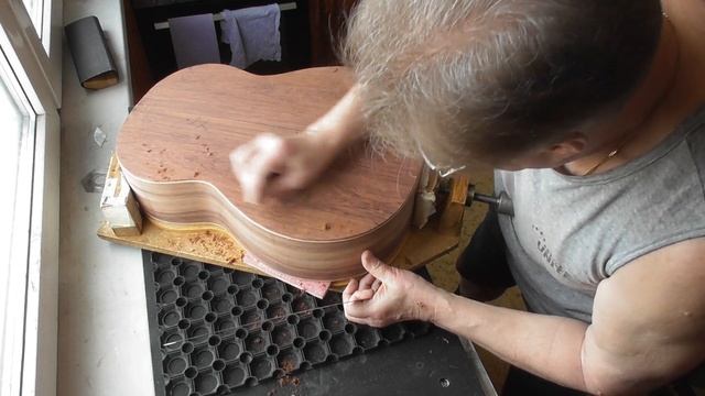 Обработка нижней деки циклей и шкуркой под сферу(видео №896). смотреть онлайн