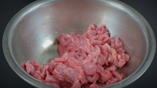 牛肉想要嫩如豆腐，科学嫩化牛肉是关键，四川名菜水煮牛肉和刀口辣椒的详细做法，真正有效腌制嫩滑牛肉的方法。牛肉鲜嫩不柴，麻辣鲜香味道好#水煮肉片#水煮牛肉#香辣牛肉#牛肉片#腌制牛肉#嫩化牛肉#牛肉嫩