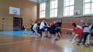 Школьники против родителей.Перетягивание каната