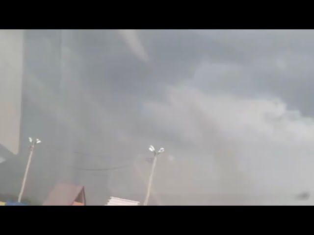 ТОРНАДО БУШУЕТ В РАЙОНЕ АНАПЫ ПОДНИМАЯ ВСЕ В НЕБО