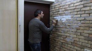 Как покрасить гипсовый кирпич на стене