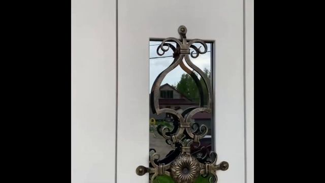Белая входная дверь в коттедж со стеклом и ковкой- возможно она могла стать вашей