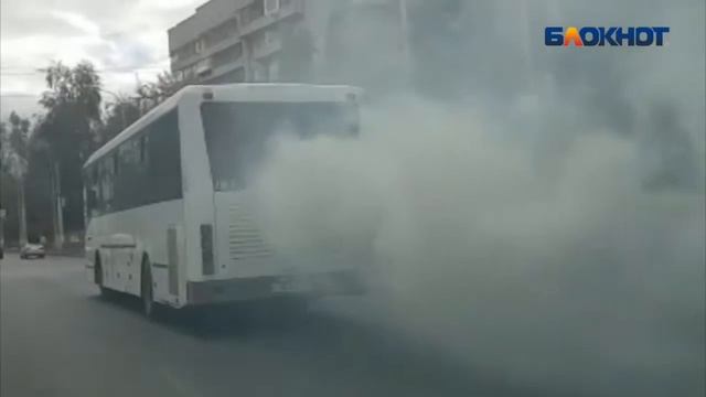 Автобус разваливаясь нарушает ПДД в Волгограде смотреть онлайн