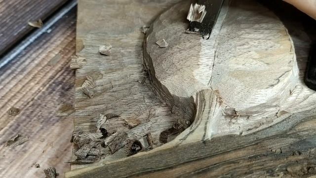 Лист орешника . Резьба по твёрдой породе дерева.