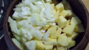 Свиные ребрышки с овощами томленые в горшочке в духовке