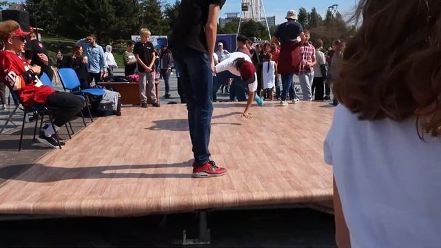 Разминка участников перед Брейк-данс батлом смотреть онлайн