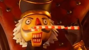 Щелкунчик нюхает леденец