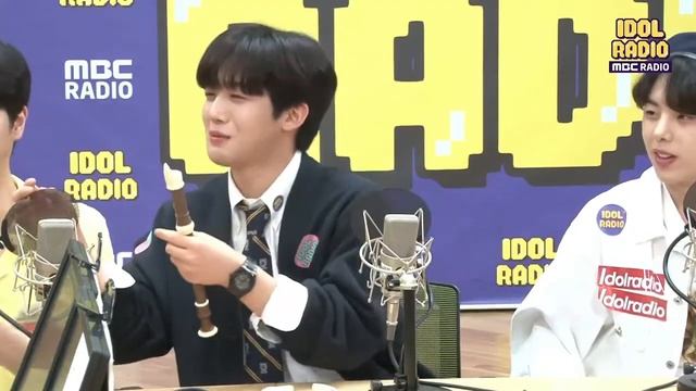 WEi | Panics because of GOT7 Youngjae | EngSub смотреть онлайн