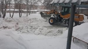 Уборка снега во дворе