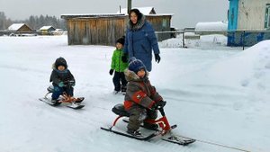 Покатушки на самодельном снегоходе с детьми