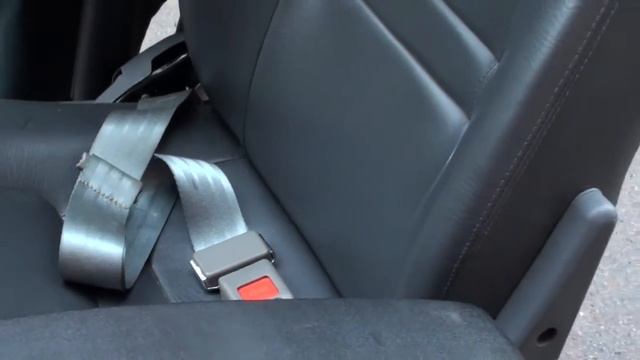 Четырехколесный электромобиль электроколяска с кожаным креслом и открытым верхом. Электро коляска.