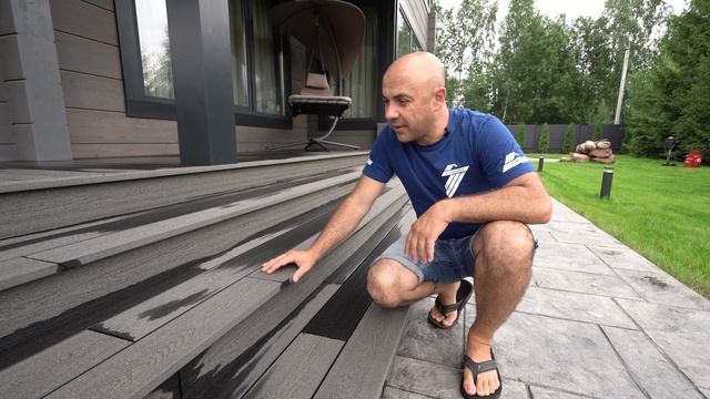 Терраса с лестницей  из ДПК в загородном доме. Цена. “Строй и Живи”. смотреть онлайн