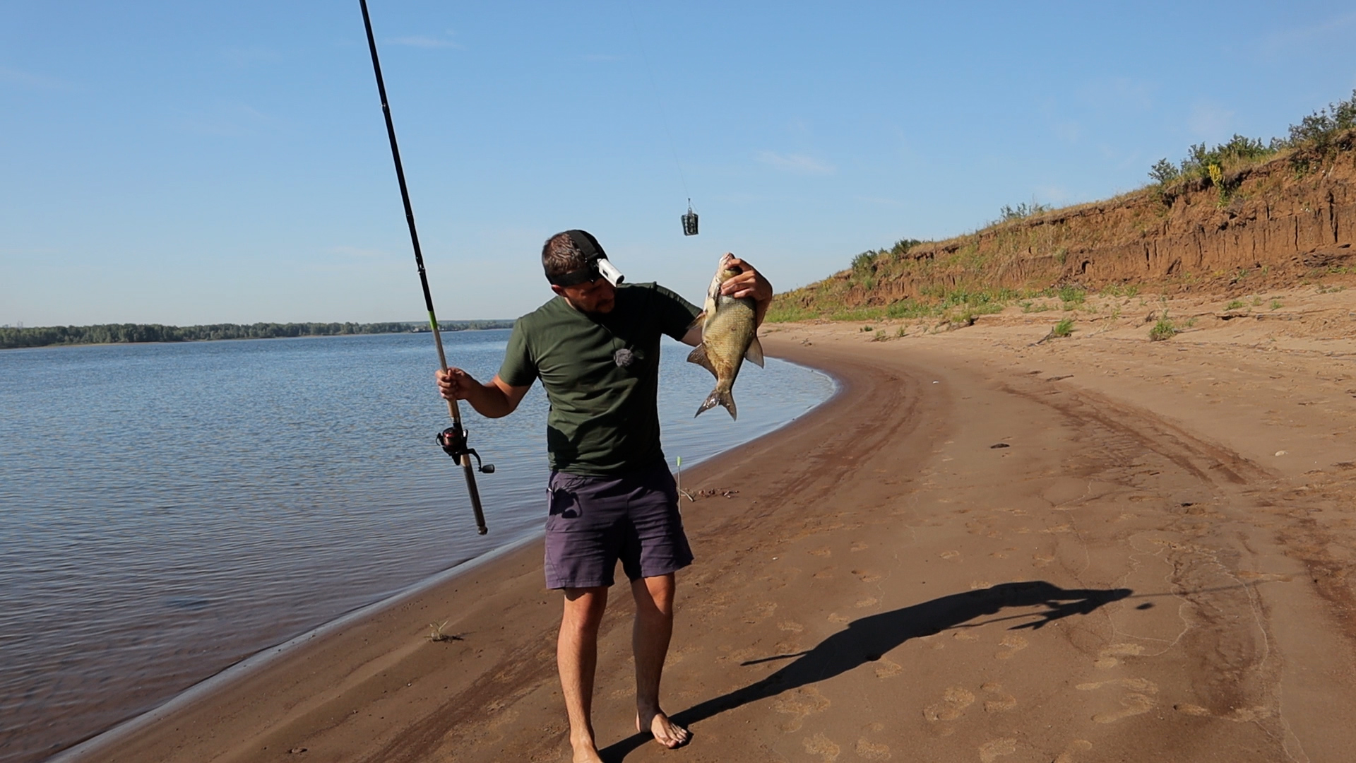 Крупный ЛЕЩ. Рыбалка на РЕКЕ. Ловля на ДОНКУ С БЕРЕГА. Рыбалка в ГРОЗУ. смотреть онлайн