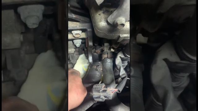 Как снять термостат Toyota Corolla Verso 2.2 D4D смотреть онлайн