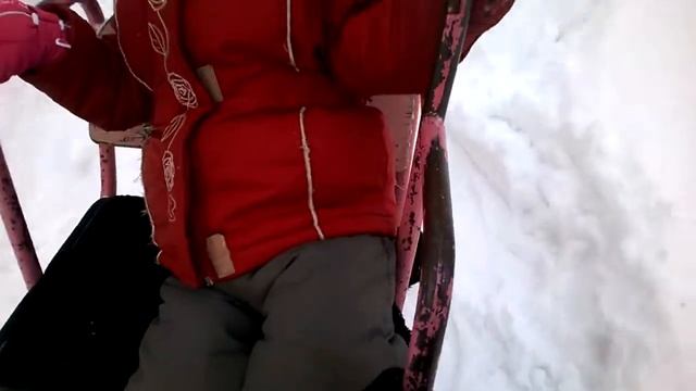 Тима и Сашулька на качелях зимой 2016 смотреть онлайн