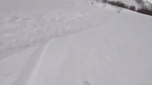 Момент схода лавины на сноубордиста в горах Сочи