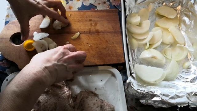 ✅ Рецепт Куриного стегна в духовке на луковой подушке... ? смотреть онлайн