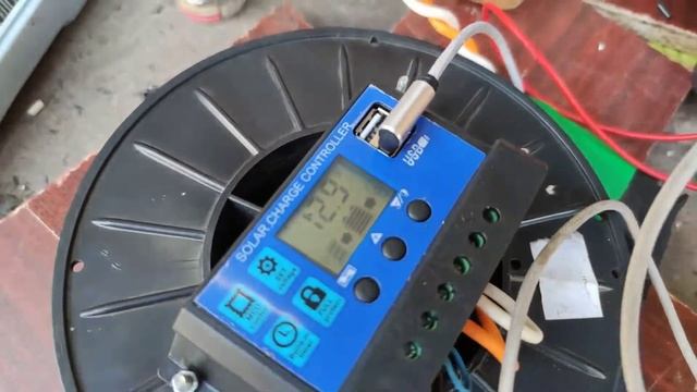 Дешёвая солнечная панель для подзарядки аккумулятора автомобиля и гаджетов на природе. смотреть онлайн