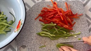 Острый салат с говяжьим языком. Салат без майонеза. Полезный салат. Тілден өте дәмді салат