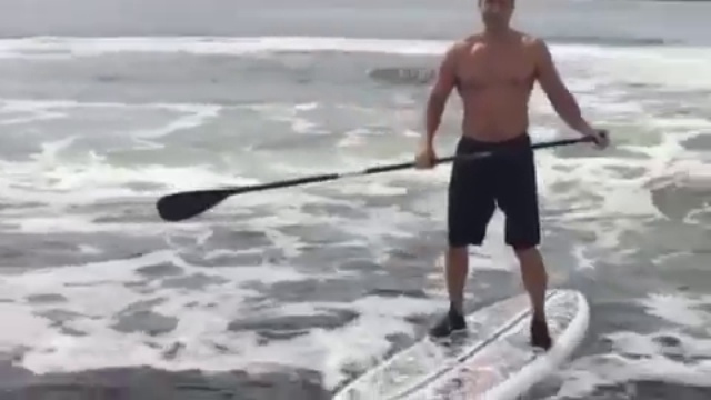 Бриггс опрокинул Кличко в воду смотреть онлайн