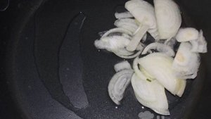 Креветки  жареные с репчатым луком на сковороде