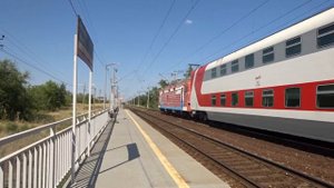 ЭП1-081 с двухэтажным пассажирским поездом №571 Анапа - Самара