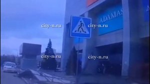 В Новокузнецке огромная вывеска упала на женщину