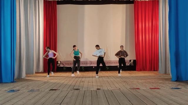 Участницы танцевального  коллектива "Сюрприз".     Танец "Молодежный".