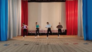 Участницы танцевального коллектива "Сюрприз". Танец "Молодежный".