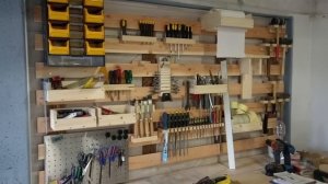 Универсальная панель для инструментов на стене.