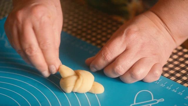 Вкусные сладкие булочки на пасху. Домашняя сдобная выпечка. Рецепт булочек к чаю. Сладкая выпечка.