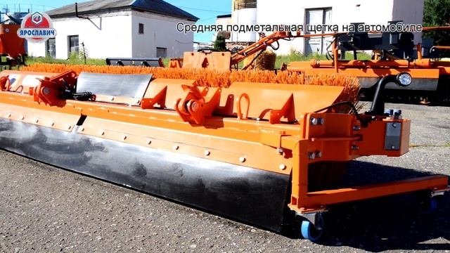 Щетка подметальная на КАМАЗ. Щетка коммунальная на КДМ. Коммунальная техника для подметания дорог.