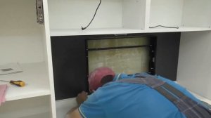 Установка телевизора AVS240SM в фартук на кухне  Компактный встраиваемый в стену телевизор на кухне