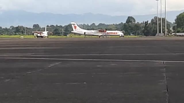 TOWER IJINKAN MUNDUR  AIRBUS A320 NEO BATIK AIR LALU TAKE OFF SETELAH WINGS AIR ATR 72-600 LANDING смотреть онлайн