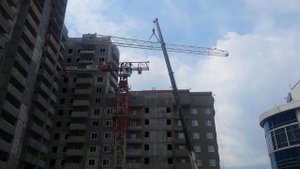 кран Zoomlion QY80V 80 тонн в работе - демонтаж стрелы башенного крана