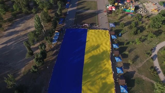 Самый большой флаг Украины ?? развернули в Запорожье. смотреть онлайн
