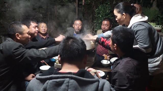 4斤大狗腿，做成火鍋，鐵鍋燉的軟爛，一家人圍一桌，真過癮！ 【鐵鍋視頻】