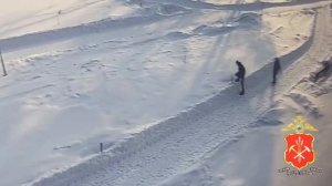 В Мысках сотрудники установили несовершеннолетних, которые повредили светильники в городском парке