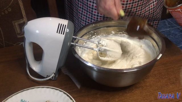 Бисквитный торт со сливками и вареной сгущенкой   Sponge cake with cream and boiled condensed milk