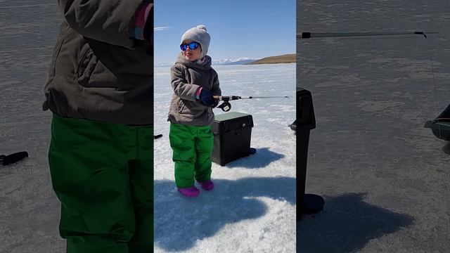 Хубсугул... Монголия... дочка помогает мне с рыбалкой..