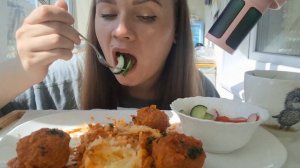 Мукбанг тефтели "Ёжики" в томатно-сметанном соусе, пюре и салат #мукбанг #фудблогер