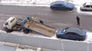 Эвакуатор заберёт автомобиль Мерседес и в конце чуть не Ё